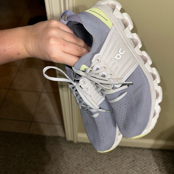 On Cloud Running Shoes - Picture 3 of 3